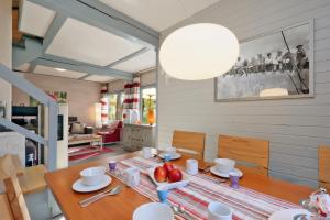 a dining room with a table and chairs at Entspannung in der Natur mit Seeblick und Sauna - Ferienhaus Felix von Mein-Seepark in Kirchheim