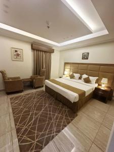 een hotelkamer met een groot bed en een bank bij قصر الذهب قولد in As Salamah +26 foto's