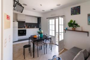 a kitchen and living room with a table and chairs at NewStar Duplex in Setúbal