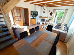 uma sala de estar com uma mesa de madeira e cadeiras em Dom nad Potokiem Sowa em Rzeczka