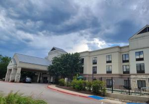 Hampton Inn & Suites Austin Cedar Park-Lakeline في أوستن: مبنى امامه موقف سيارات