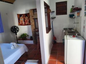 a small room with a sink and a kitchen at Chalé Flor do Ser in Canoa Quebrada