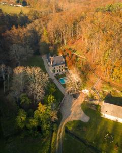 an aerial view of a house with a swimming pool at Domaine du Val Sauvage in Langeais