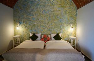 een slaapkamer met 2 bedden en een schilderij aan de muur bij Artika Wadi Kiki Hotel in Aswan