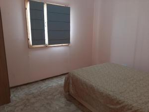 ペリト・モレノにあるLa Casa de Zoeのベッドと窓のある寝室