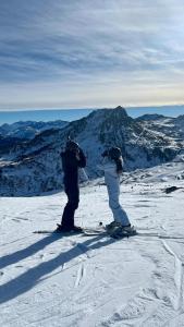 SorripasにあるCasa Val-Tenaの雪山の頂上に立つ二人