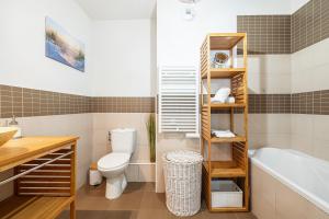 ein Badezimmer mit einem WC, einem Waschbecken und einer Badewanne in der Unterkunft Intercontinental Superbe appartement avec piscine in Menton