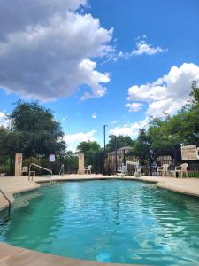 una piscina en un complejo con cielo azul y nubes en Hampton Inn & Suites Austin Cedar Park-Lakeline en Austin