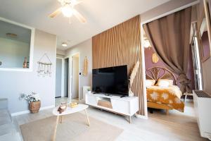 TV a/nebo společenská místnost v ubytování La Canopée Cosy à Carnon Plage