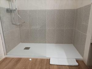 uma cabina de duche com piso branco e uma cortina de chuveiro em Mi Capricho Playa Marbella em Sitio de Calahonda