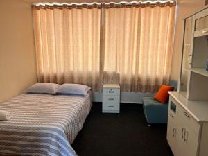 Un pat sau paturi într-o cameră la Hostel Pepe Lima