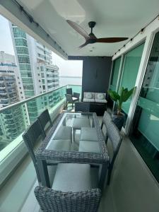 - Balcón con mesa y sillas en un edificio en Tres habitaciones - Vista al Mar en Cartagena de Indias