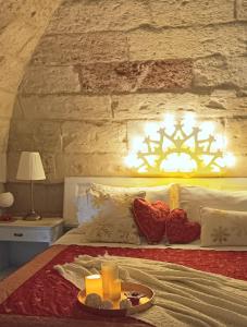 Un letto con due cuori e due candele sopra di Palazzo Emy a Lecce