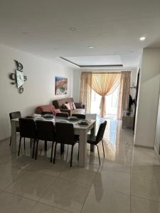 comedor y sala de estar con mesa y sillas en Orchidea Appartment, en Għajnsielem