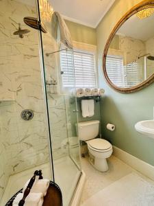 uma casa de banho com um chuveiro, um WC e um lavatório. em Bijou Boutique Inn em Charleston