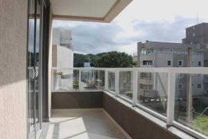 een balkon met uitzicht op een gebouw bij Apartamento Novo em Bombinhas a 300 mt da praia Bombas in Bombinhas