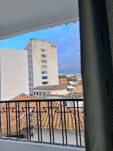 een balkon met uitzicht op een hoog gebouw bij Hotel San Cayetano in Ocaña