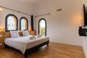 een slaapkamer met een bed met twee teddyberen erop bij Mas Sureda - Evasion luxueuse avec vue panoramique in Argelès-sur-Mer