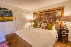 um quarto com uma cama grande e uma cabeceira em madeira em Wildflower Sun Valley - Steps from Resort! em Sun Valley