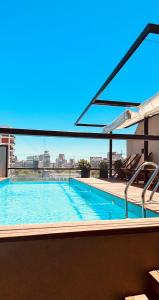 - une grande piscine au-dessus d'un bâtiment dans l'établissement AQ Tailored Suites, à Buenos Aires