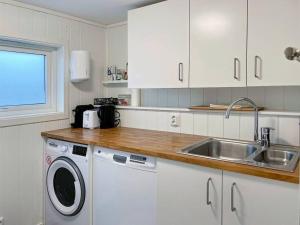 a kitchen with a sink and a washing machine at Stavanger BnB 4 by Sidd in Stavanger