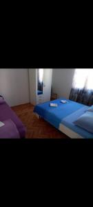 - une chambre avec 2 lits et une porte dans l'établissement Vila Rosanda, à Slatine
