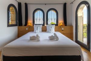 A bed or beds in a room at Mas Sureda - Evasion luxueuse avec vue panoramique