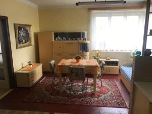 eine Küche mit Tisch und Stühlen in einem Zimmer in der Unterkunft Retro in Bolehošť