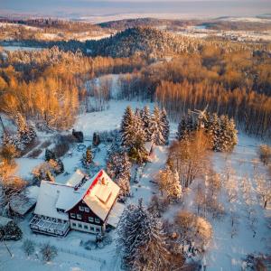 una vista aérea de una casa cubierta de nieve en Zającówka, en Polanica-Zdrój