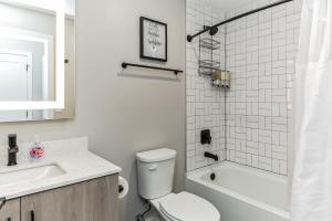 un bagno bianco con un water e un lavandino di King Bed, Downtown Steps from Bengals & Reds, Minutes to OTR, TQL, HardRock a Cincinnati Altre 20 foto