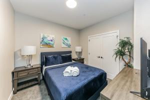 una camera da letto con un letto con due scarpe bianche di King Bed, Downtown Steps from Bengals & Reds, Minutes to OTR, TQL, HardRock a Cincinnati