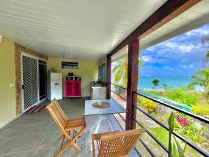 Huahine Beach House的阳台或露台