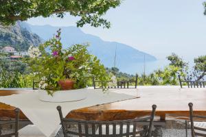 un tavolo con una pianta in vaso in cima a una montagna di Luxury Family Amalfi Coast Villa a Piano di Sorrento