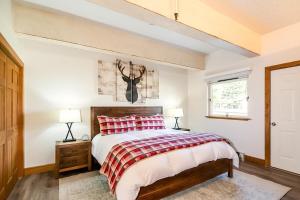 ein Schlafzimmer mit einem Bett, zwei Lampen und einem Fenster in der Unterkunft Cozy Ketchum Condo - Walk to Everything! in Ketchum