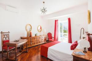 sypialnia z łóżkiem, stołem i biurkiem w obiekcie Luxury Family Amalfi Coast Villa w mieście Piano di Sorrento