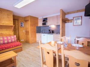a kitchen and dining room with a table and a couch at Appartement Aussois, 2 pièces, 4 personnes - FR-1-508-37 in Aussois