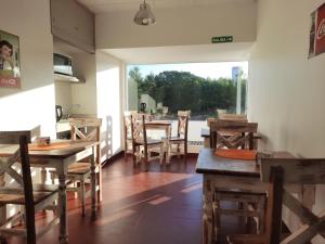 une salle à manger avec des tables et des chaises ainsi qu'une fenêtre dans l'établissement Hotel Marino, à Villa Gesell