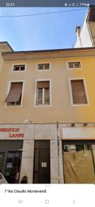 un edificio con ventanas en el lateral de una calle en il Primo, en Cremona