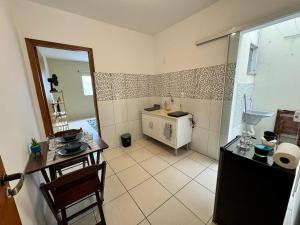 a kitchen with a sink and a counter in a room at Kitnet no coração de Serra Negra in Serra Negra