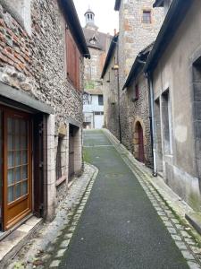 Une allée vide dans un vieux bâtiment en pierre dans l'établissement Au Coeur de la Cité Médiévale, à Montluçon