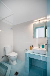 uma casa de banho com um WC e um lavatório em Eleios Hotel Serifos em Livadion