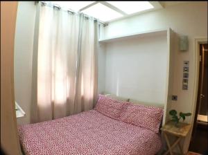 um quarto com uma cama e uma janela com em Soho China Town Rooms em Londres