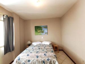 ボンビーニャスにある206-CDB Dpto a 100m del mar de Bombasのベッドルーム1室(ベッド1台付)が備わります。壁には絵画が飾られています。