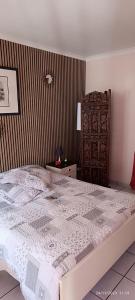 1 dormitorio con 1 cama grande y armario de madera en Loratori, en Amélie-les-Bains-Palalda