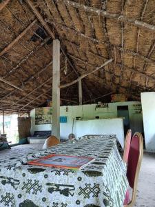 Habitación antigua con mesa y sillas. en Campement Kaymba Lodge, en Kachiouane