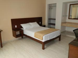 Rúm í herbergi á ACL Suites