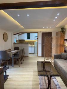 un salon avec un canapé et une table dans l'établissement Kapetan-Misa, à Belgrade