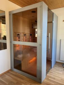 eine große Glastür in einer Küche in der Unterkunft Hotel Sonnenlicht Maria Alm in Maria Alm am Steinernen Meer