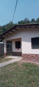 biało-czerwony budynek z oknem w obiekcie Casa Pico Bonito 