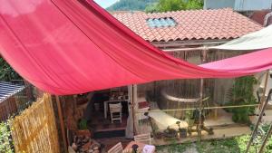 uma vista superior de uma casa com um dossel vermelho em CasaRosada WITH WELLNESS & SPA EXTRA em Vidracco
